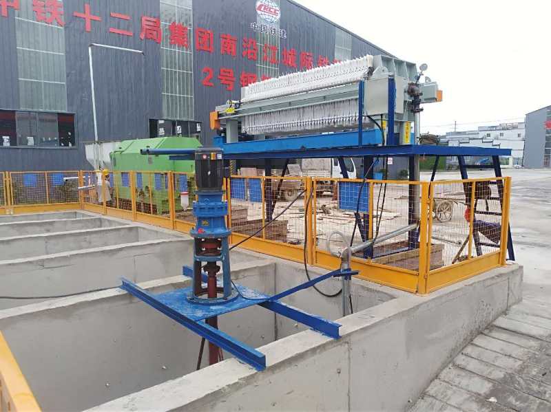 6013a5dc57043.jpg 安裝中的壓泥機(jī).jpg